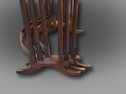 A fine George III Nest of three Tables in Kingwood with Satinwood crossbanding, on elegant turned legs supported by bow stretchers and standing on scrolled feet - Legs and feet